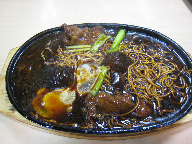 昼食はもちろんフードコートです。<br />どこに行っても必ずショッピングセンターにあるフードコートで昼食をとります。<br />鉄板麺ですが、恐ろしい色をしていますが、食べるとうまいんです、これが。チキンと目玉焼きです。