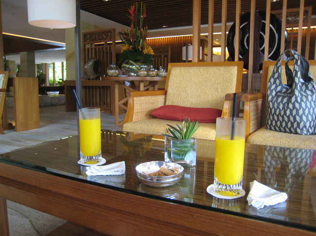 ショッピングからホテルに戻り、部屋に行く前にロビー・ラウンジで冷たいマンゴージュースを一杯、です。うまい。
