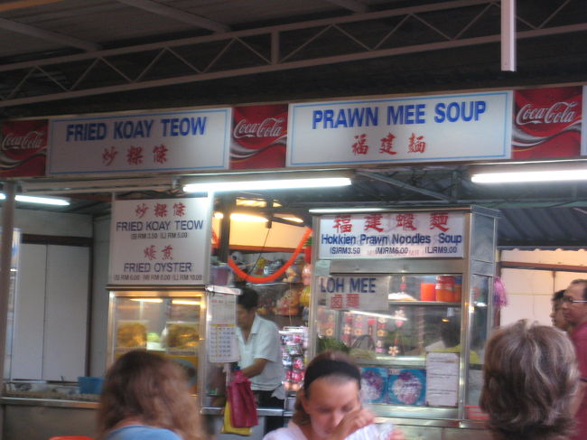 フードコート・ロングビーチカフェ での夕食です。<br />バツーフェリンギの中でも一番活気のある賑やかな屋台村です。