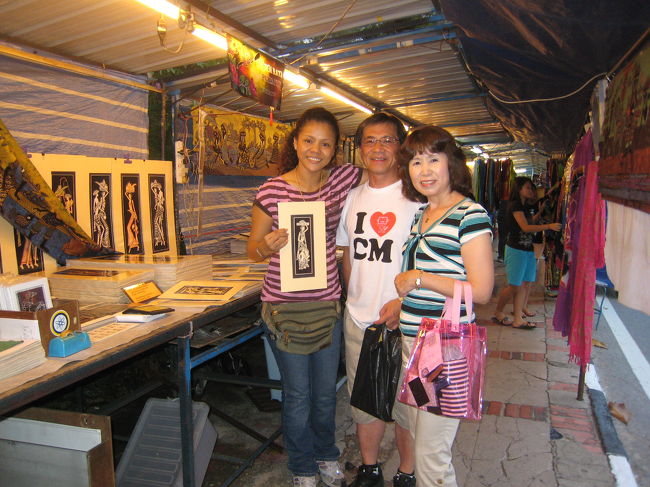 バツー・フエリンギのナイト・マーケットです。<br />夜も暗くなってから開きます。<br />イミテーションの時計や海賊版のＣＤを売るお店がたくさんあります。日本には持って帰れません。<br />私たちは、夫婦で開いているお店で絵を買いました。<br />バリ風の絵で、とてもロマンチックな絵です。<br /><br />