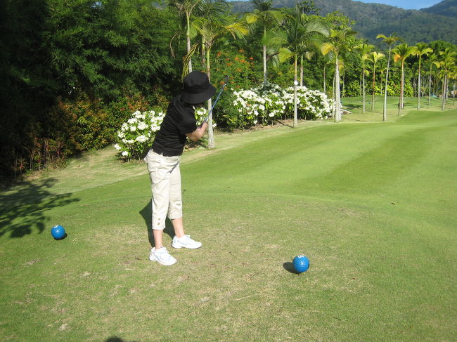 部屋で一息ついたので、ホテルの隅にあるショート（ミニ）・ゴルフコースへ行きました。<br />妻は初めてクラブをにぎりました。<br />汗がほとばしるほどの暑さのなかででしたが、楽しくプレーできました。<br />妻のことが気になって、自分は、ただラウンドに付いていっただけ、でした。