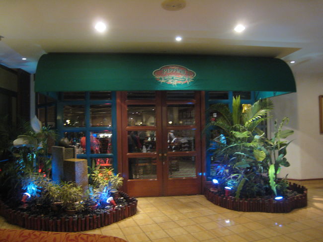 夜は、隣のゴールデンサンズ リゾート ペナンにあるイタリアンレストラン「ペッピーノ」にでかけました。<br />なんでも、何とか賞を受賞するくらいおいしい、ということだったので行ってみました。