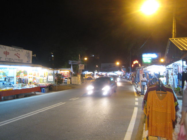 食事の後でホテルに戻る途中は、バツー・フエリンギのナイト・マーケットを通るので、ついつい並んでいる品物を見てしまます。買いませんが。