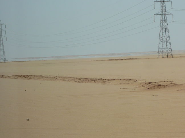 見渡す限りの砂漠。見えるのは鉄塔と、時々ある建物くらい。でも、遠くに蜃気楼が見えました。