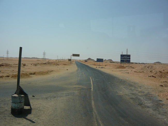 砂漠ロードも終盤に差しかかった時に、分岐点があって、こういう道路の上を走っていたことが初めてわかりました。