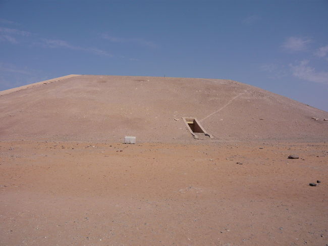 アブシンベルに到着し、ホテルにチェックインしたのち、アブシンベル神殿へ。遠くから見えてたこの山が、大神殿の裏側だったことに気付いたのはこの時です。