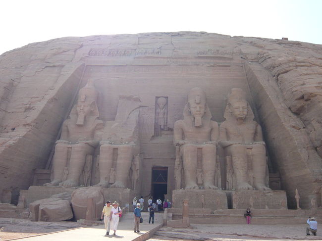 ぐるっとまわりこんで、大神殿の正面へ。圧巻！！すごい大きさです！