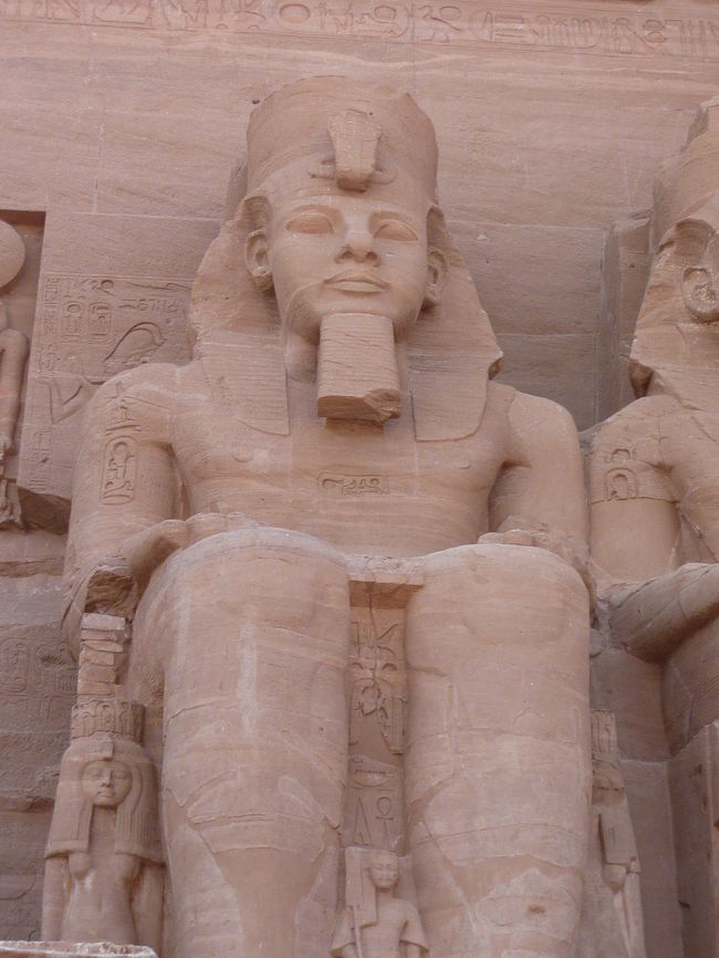 凛々しい顔つきのラムセス2世像。
