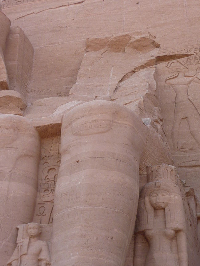 4体のラムセス2世像のうち、1体は崩れたままです。