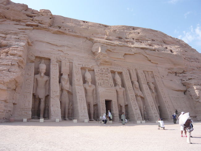 続いて、隣りにある小神殿へ。ラムセス2世が妻のためにつくった神殿です。