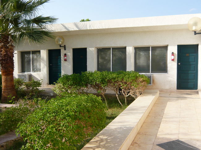 一旦ホテルに戻り、夜また神殿へショーを見に行きます。この日のホテルはネフェルタリ。平屋アパートみたいな造りです。