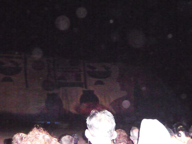 日も落ちて、再び神殿へ。この日の放送はスペイン語でしたが、ヘッドホンで日本語を聞くことができます。二つの神殿をスクリーンに見立てて映像を流すなんて、すごいことだな〜と思いました。　<br /><br />ただ、写真はほとんどボツで、画像補正をかけてもこれが精一杯でした。