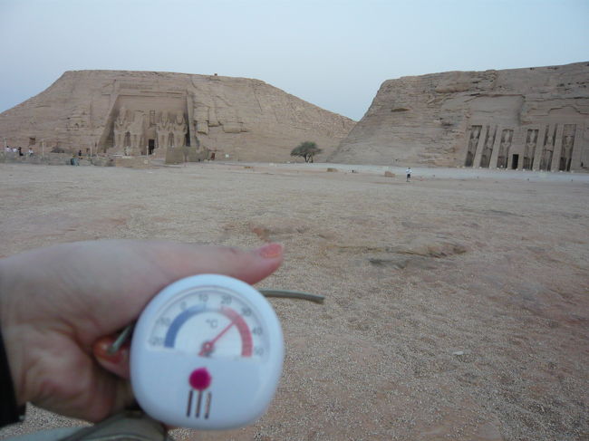 翌朝、早朝に日の出を見るために再び神殿へ。もう3度目ですが、見飽きませんでした。<br /><br />昨晩は日が落ちてもとても暑かったですが、朝はやはり涼しかったです。でも、30度あったみたいです・・。