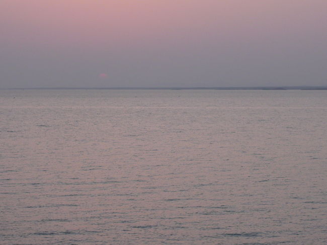 そして予定時刻にちゃんと日が昇ってきました。水平線から昇るかと思いきや、変な部分から昇ってきましたが・・。