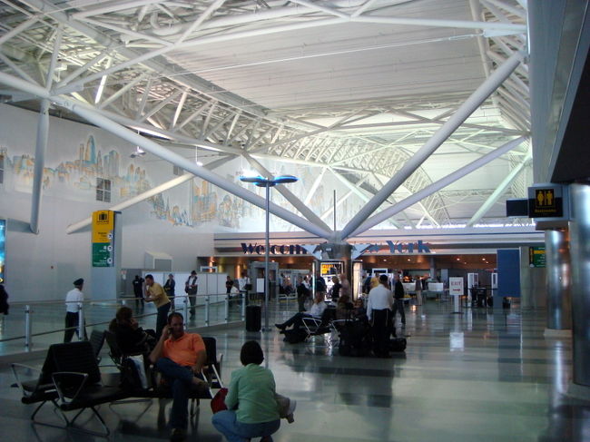 ニューヨークからマレブハンガリー航空で出発。JFKのターミナルはアメリカン航空のターミナル。今年の初めにできた超モダンな内装でした。思わずわくわくしますな。