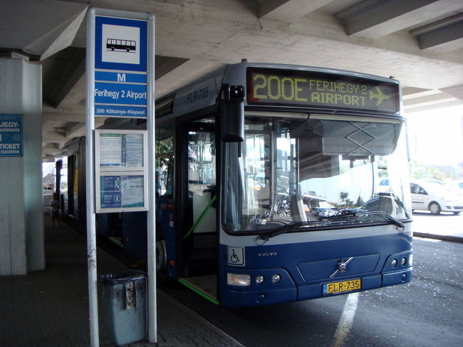 空港でブダペストカードを購入。８０００ｆｔ。荷物受け取りカウンター横に両替所があったので、８０ユーロを替える。でも後で市内の両替所のほうがよほどましなレートだと知る。。空港から２００番のバスで終点まで、その後地下鉄M３でカルバン駅まで。所要約４５分。