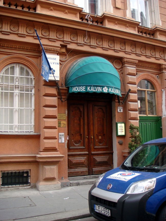 今回の宿はカルバンホテル。一般住宅をホテルに改装して、部屋は大きめ。一泊１２０ドルにベーシックな朝食付き。なんといってもロケーション抜群。中央市場まで３分、地下鉄カルバン駅まで３分。スタッフの質も良くてお勧めです。