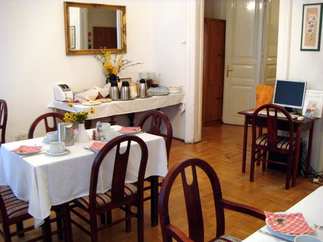 朝食はシリアル、ゆで卵、ハム、チーズ、トーストにコーヒー。十分でした。<br />コンピューターが一台置いてあってインターネットを観覧可能です。ちなみに無線ワイファイも無料で使えます。