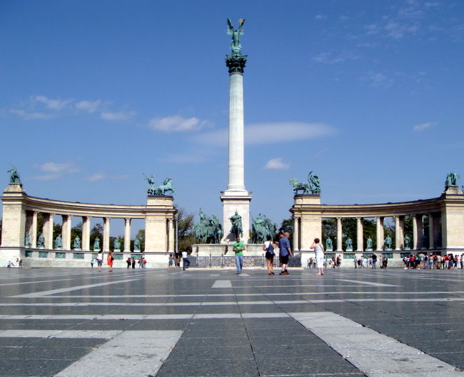 飛行機が着いたのが朝９時。ホテルに１１時には着いてしまってチェックインまでどうやって暇を潰そうかと思っていたら、もう部屋に入れますよとのうれしい返事。僕はいつも始めての街に来たら最初に半日市内観光に乗る。フロントでツアーの予約と支払いも出来て助かりました。市内観光は３時間のガイド付き。乗り降り自由で２時間のバスツアーもあったけど、なまのガイドさんのほうがやっぱりいい。英雄広場が最初のストップ。