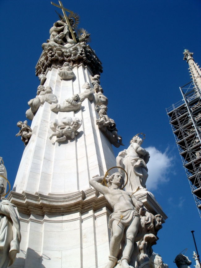 王宮の丘にある三位一体の塔。バロック風の黒死病を生き永らえた喜びを素直に表した秀作。