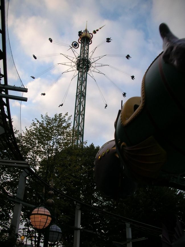 　９月下旬、夜１９時頃のチボリ公園。ブランコがものすごい高いところまでのぼりぐるぐる回る見ていて怖い乗り物。５歳児には無理、というか私には無理と思い乗りませんでした。<br />　ほか、窓なし観覧車（結構高くぐるぐる回り怖い）、真っ暗闇を走りジェットコースターなど、ある意味怖い乗り物多し。<br />　じぇとコースターは初日は７周したのですが、この日は混んでいたせいか４周でした。混み具合で調整？<br /><br />　今回の旅行でどこが印象に残った？と娘に聞くと必ずチボリ公園！　と返ってくるほどお気に入りの場所になったようです。<br />　中にはコンサートホールなどもあり、母が楽しめるところもあります。