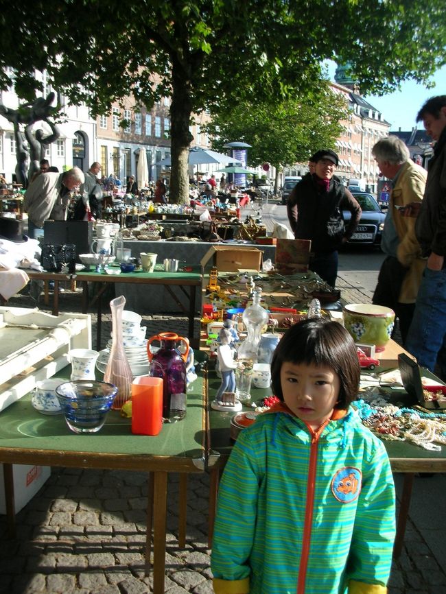 　４日目はまず蚤の市へ。ロイヤルコペンハーゲンがたくさん売られています。特にイヤーズプレートはものすごい量。値段は年によってちがうのですが、私の生まれ年はとても安い年で、ちょっと不満。母の生まれ年は戦時中なのでとても高かったです（買いませんでした）。