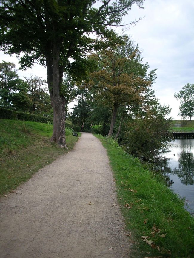 　エストーに乗り、人魚姫の像へ。<br />エストーはデンマーク国鉄が経営している路線でコペンハーゲン市内を走っている電車。私たちは７日間有効の切符があるので、これも無料です。<br />　