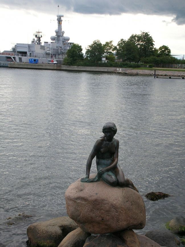 　そして駅から人魚姫まで歩くんです。３０分以上はかかりました。タクシーで乗り付けてちょっと見てそのままタクシーで帰る人を見ましたが、正解かもしれません。<br />