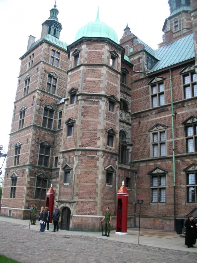 　夕方ローゼンボー宮殿へ。<br />　デンマーク王室の秘宝の数々があり、ここは５歳児でも楽しめたようです。すごい大きなエメラルドやルビーに親子３代、ため息をつきながら魅入ってました。<br />　皿だけの部屋、コップだけの部屋など見応えがあります。ただし見学は１６時までなので気をつけなくてはなりません。