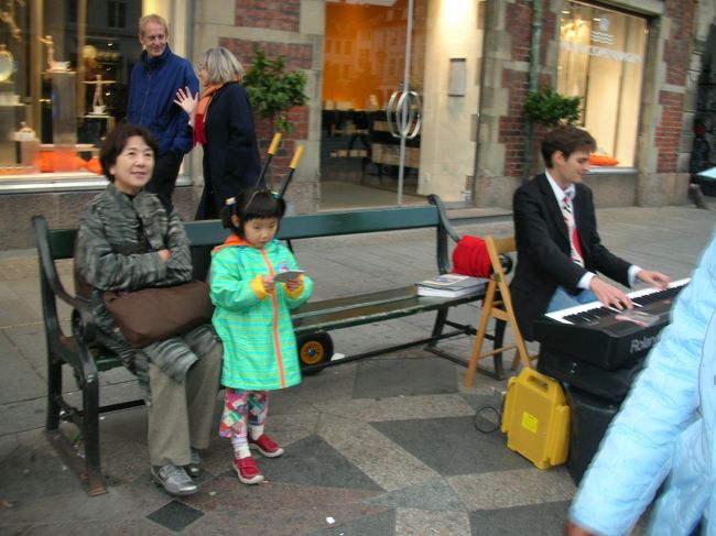 　夕方、ストロイエで買い物。<br />　コペンハーゲンは金土曜日が営業時間が長くなります。<br />　私たちはMagasinデパートでの買い物中心でしたが、それが、ここのタックスフリーはデンマーク銀行がやっているもので、帰国日、タックスフリーの手続きが大変でした。よく、北欧最終国でタックスフリーの手続きをという文を読みましたが、私はそうだとは思いません。少なくともこのデンマーク銀行のタックスフリーはデンマークを出る段階でスタンプは押してもらったほうがいいと思います。ノルウェーのベルゲンではここのはできません！<br />　そのほかのいわゆるタックスフリーと書かれているいつものマークのものも、デンマークで買ったものに関しては、ベルゲンではできないと言われました。<br />