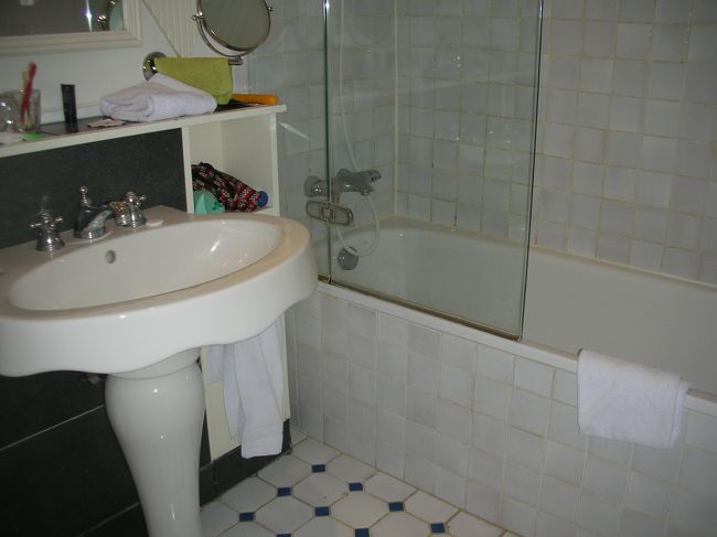 バスタブ付でした。お湯の出などに問題はありません。