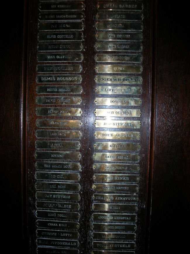 　ホテルのロビーの柱に、たぶんですが、泊った方のネームプレートが貼っていて、見ていておもしろかったです。<br />　またエレベーターもガラス張りでレトロな感じですてきです。<br />　朝食も、おいしいホテルでした。