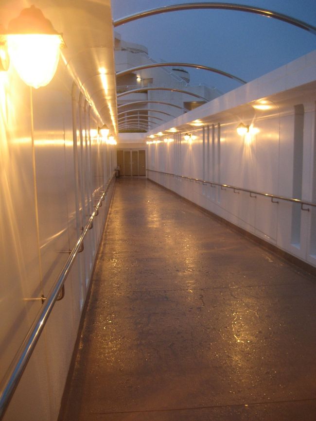 オーシャンスパ渡り廊下 <br /><br />隣の沖縄かりゆしビーチリゾート・オーシャンスパとつながっています。 