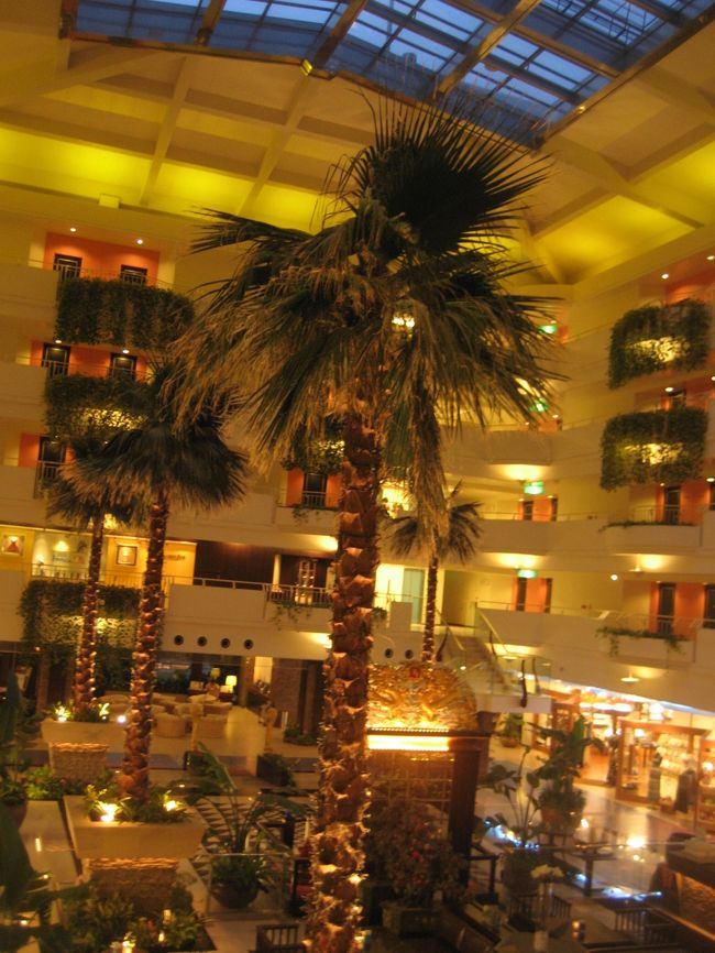 かりゆしビーチリゾート・オーシャンスパ ウィングタワーの吹き抜けのロビー階