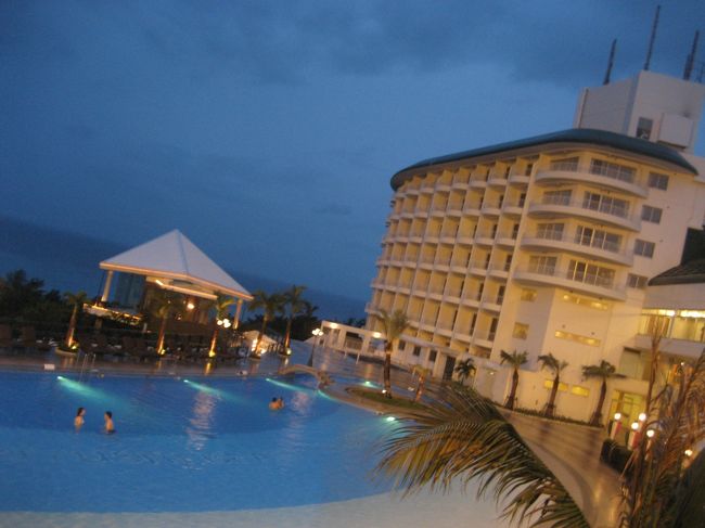 こちらのガーデンプールでは、雨が降っていても暗くなってもけっこうみなさん泳いでました。<br /> <br />