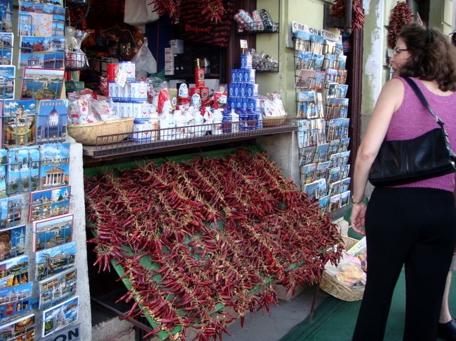 観光地のお土産屋さん．さすがはパプリカの本場。