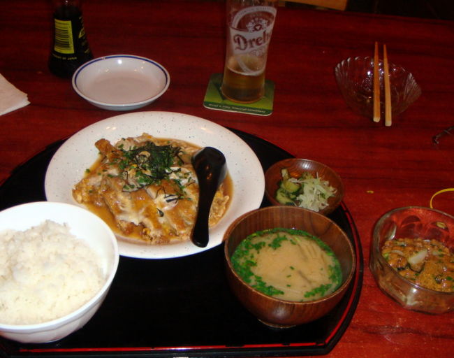 今日は長ーい一日だった。まだ四日も居ることだしと初日から日本食のお店に入ってしまった。街の真ん中にある‘ありがとう’。開店一番に入ったのでほかには誰もいなかったけど、一階は定食屋風、地下はパブかもっとレストラン風のお店。とても感じの良いお母さんといった風のオーナーです。きっとどうせ日本食もどきだろうと思ったら、実に普通の心温まる日本料理でした。感謝。