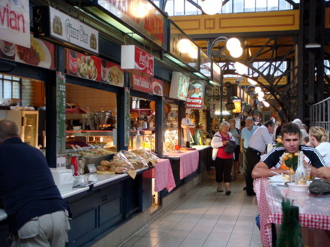 朝５時に目が覚めてしまった。これはラッキーとさっそく中央市場へ。なんたってホテルから歩いて３分。開場６時でまだ半分ぐらいのお店しか開いてないけど、地元のおばさんたちが買い物袋を持ってたくさん。地下には大きなスーパーもある。これは便利とお水やばら撒き土産物の下調べ。