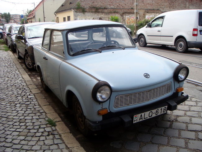 こんな車がまだ元気に走っている。