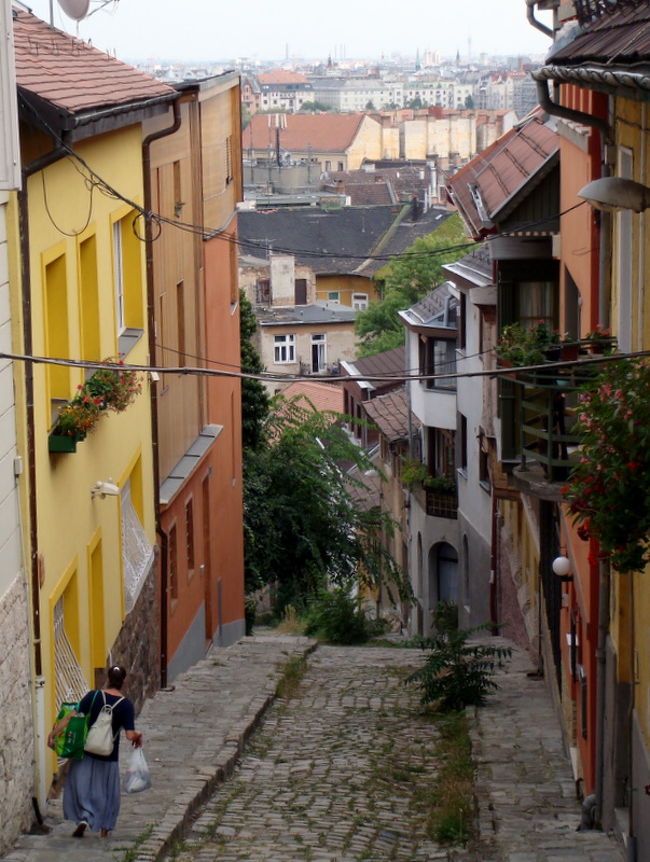 グルババ通り。石畳の急な坂道で昔トルコ人の町だったこの地区を今でも偲べる所。