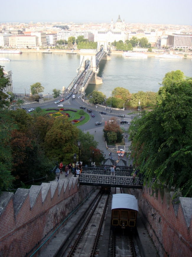 アダムクラーク広場からケーブルで王宮入り口まで。ここからの眺めは鎖橋とペストの街、そしてケーブルカーと魅力いっぱいでした。