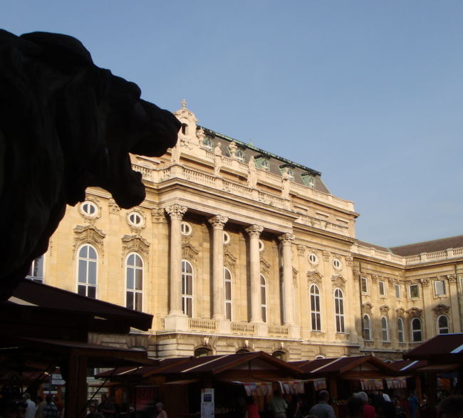 壮麗なライオンの門をくぐると４頭のライオンに守られた中庭に出ます。ちょうどハンガリーワインのお祭りの最中でした。