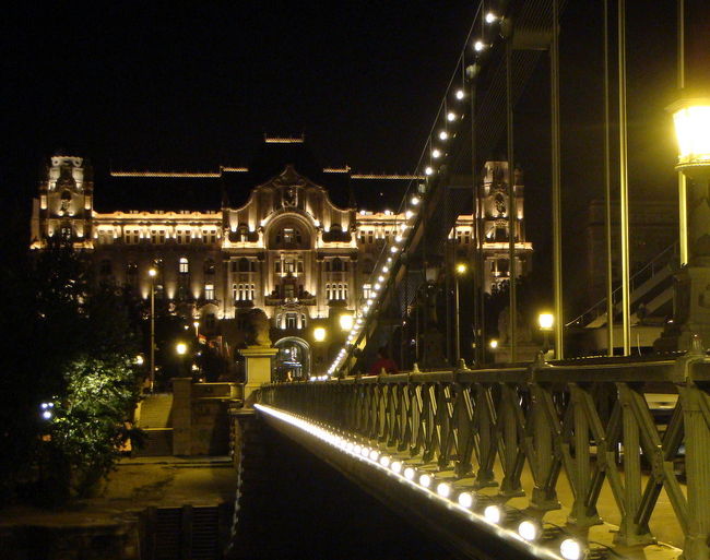 日も暮れて鎖橋まで徒歩で下りてきて撮った写真。対岸の立派な建物は今はホテルになったグレシャム宮殿。