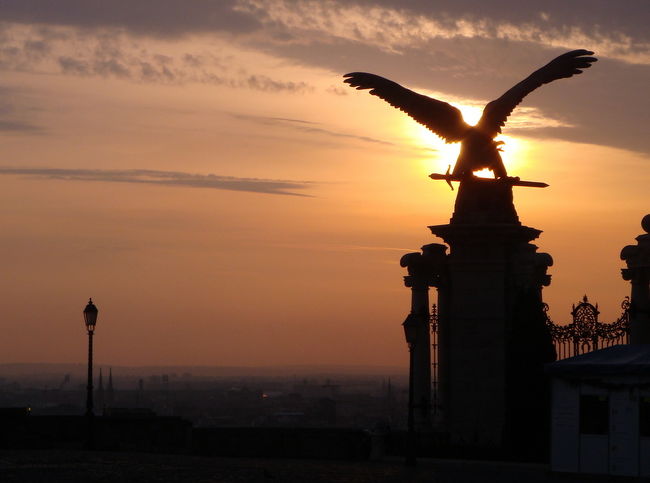 ケーブルカー駅横の王宮入り口からみる朝焼けのペストの街並。