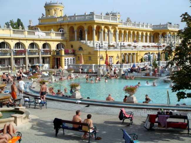 ブダペストはいわずと知れた温泉都市。中でも圧巻はこのセーチェニ温泉。屋外.屋内合わせて２０ものプールがあり、建物はまるで宮殿。