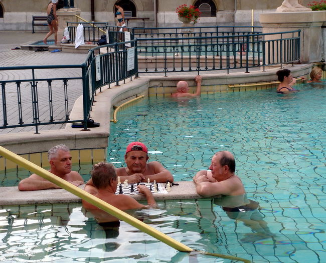 セーチェニ温泉名物の風呂チェス。タイルにチェス版がセットしてあるとばっかり思ったら、実は平たい足場？？にビニールのチェス版を広げてある。でも雰囲気抜群。