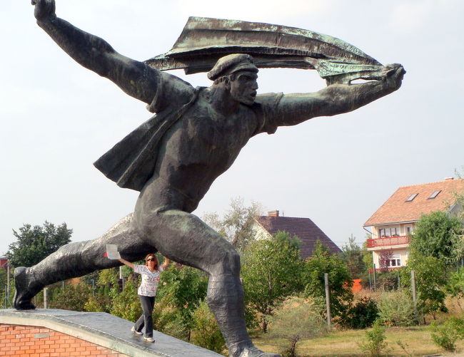 共産主義時代の有名な彫像を２０体ほど集めた野外公園。