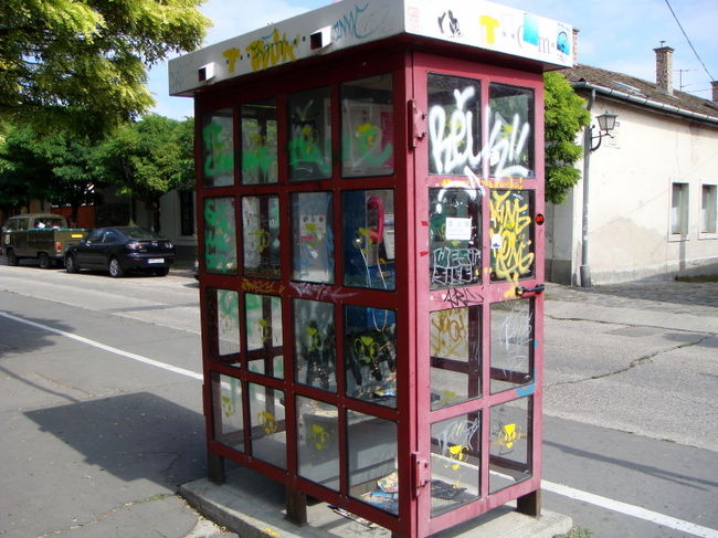 これは郊外の有名な観光地センテンドレで撮ったもの。ブダペストの街でも郊外でもこんな公共物に落書きをしたものが良く目立ちました。発展途上にあるこの国の鬱憤みたいなものを感じます。