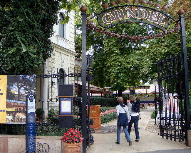 旅行前にいろいろ調べた中で、ぜひ試してみたかったのが、ブダペスト随一の高級レストラン、グンデルでのサンデイブランチ。普段はフォーマルで超高級な有名レストランで、この日は気軽にジーンズで値段もお手ごろ。（でも一人あたま税込みで＄５０ドル…）さてその価値は？？？　十分ありました。前歯でウサギ食いしたので時間がやたら掛かりましたが。。。