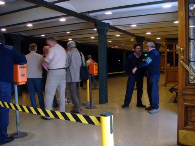 地下鉄の入り口でたむろするチケット検札官？とにかく地下鉄構内ではやたらとこんな人たちがチケットを確認してます。電車や路面バスでは一度も検札はありませんでした。